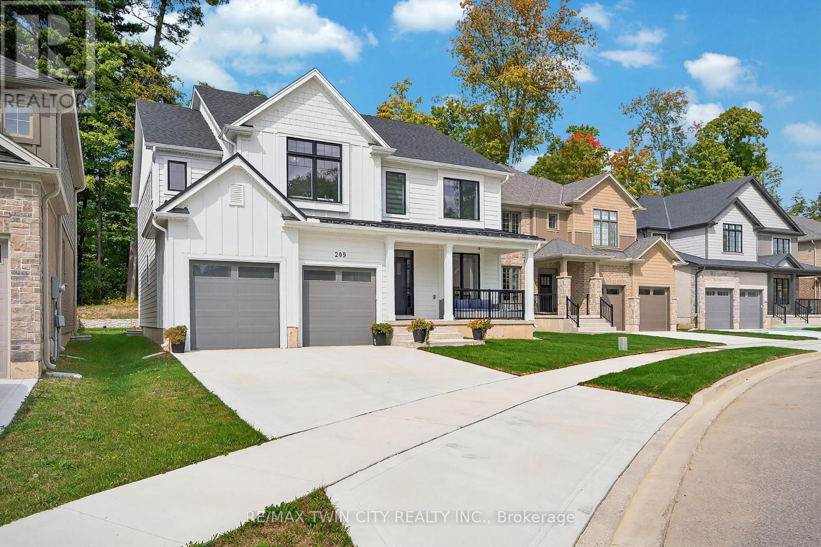 209 Jeffrey Place, Kitchener, Ontario  N2C 0C2 - Photo 2 - X12545626