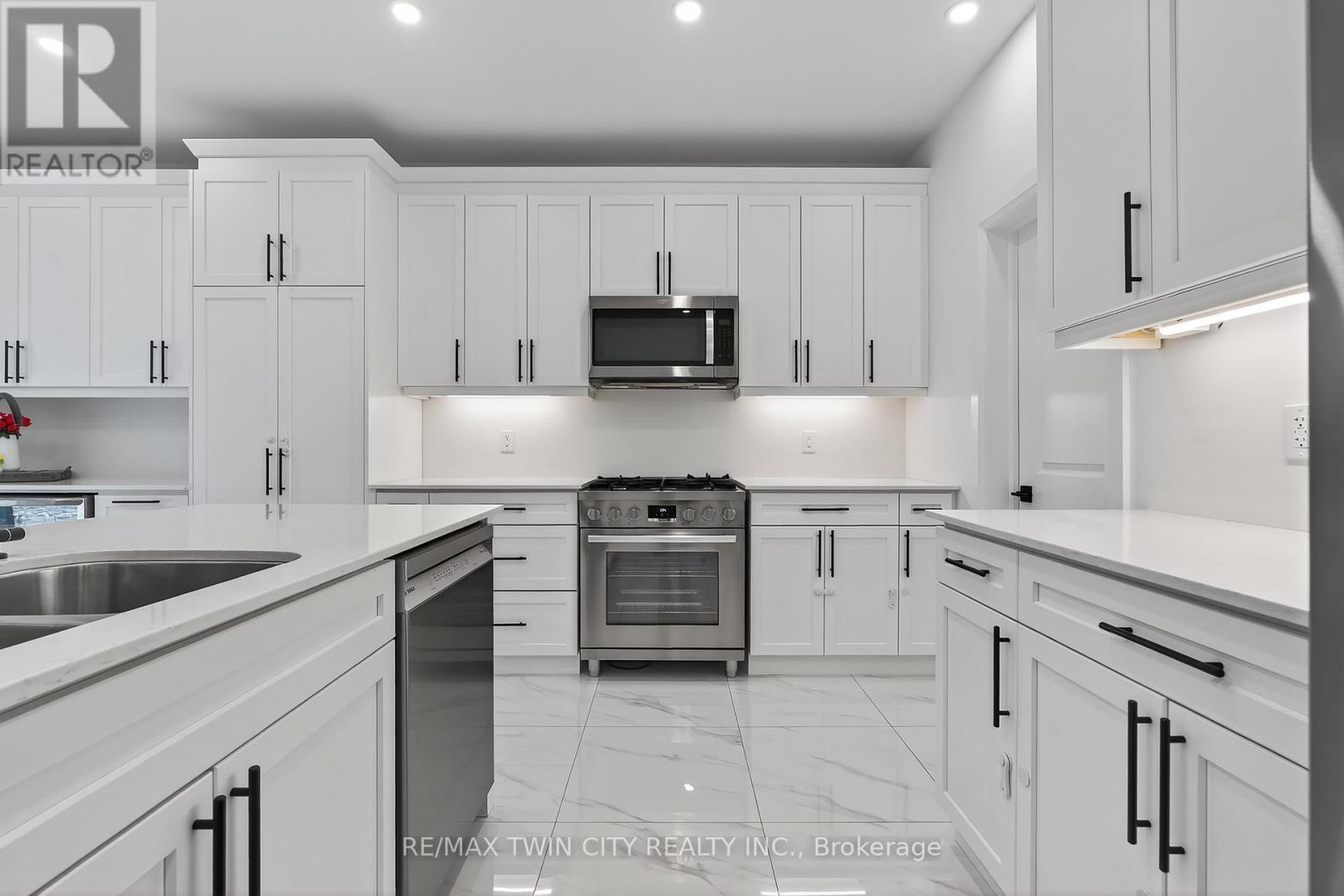 209 Jeffrey Place, Kitchener, Ontario  N2C 0C2 - Photo 4 - X12545626