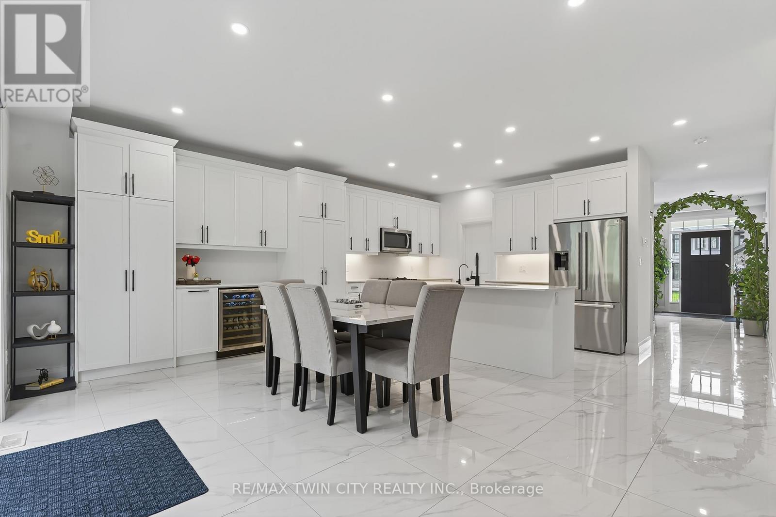 209 Jeffrey Place, Kitchener, Ontario  N2C 0C2 - Photo 5 - X12545626