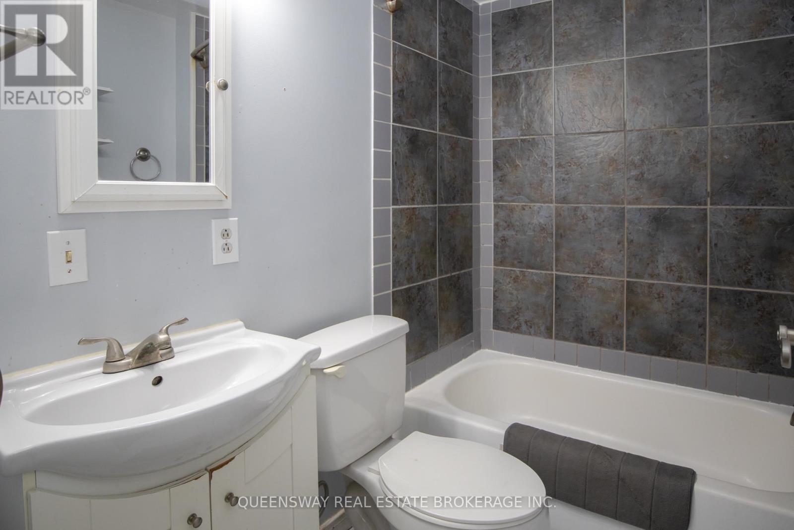 37 Hope Avenue, Hamilton, Ontario  L8H 2E1 - Photo 12 - X12545740