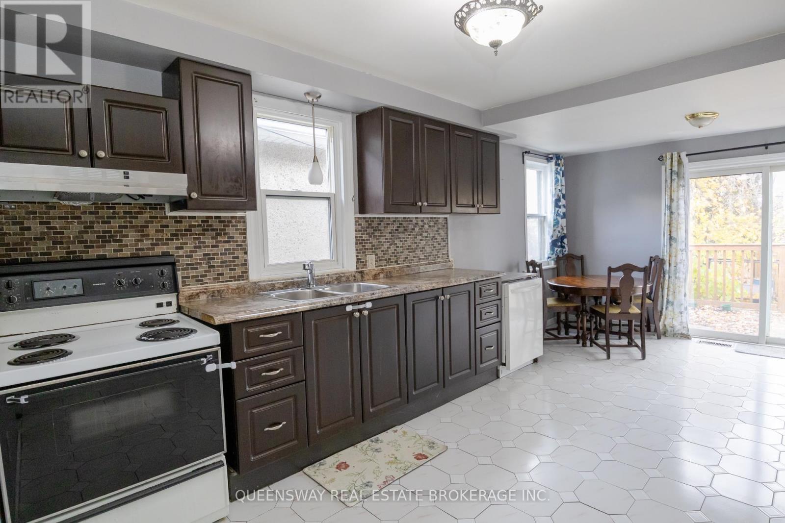 37 Hope Avenue, Hamilton, Ontario  L8H 2E1 - Photo 4 - X12545740