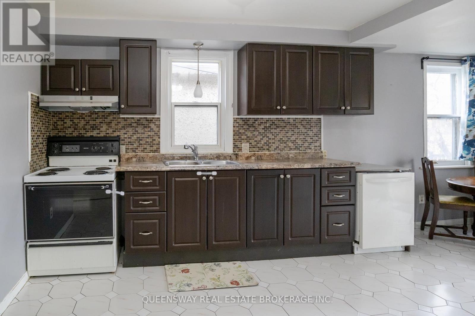 37 Hope Avenue, Hamilton, Ontario  L8H 2E1 - Photo 5 - X12545740