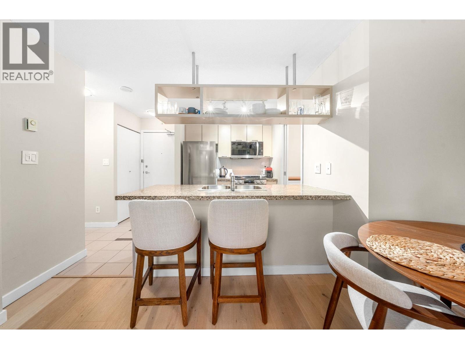 305 1082 Seymour Street, Vancouver, British Columbia  V6B 1X9 - Photo 3 - R3067453