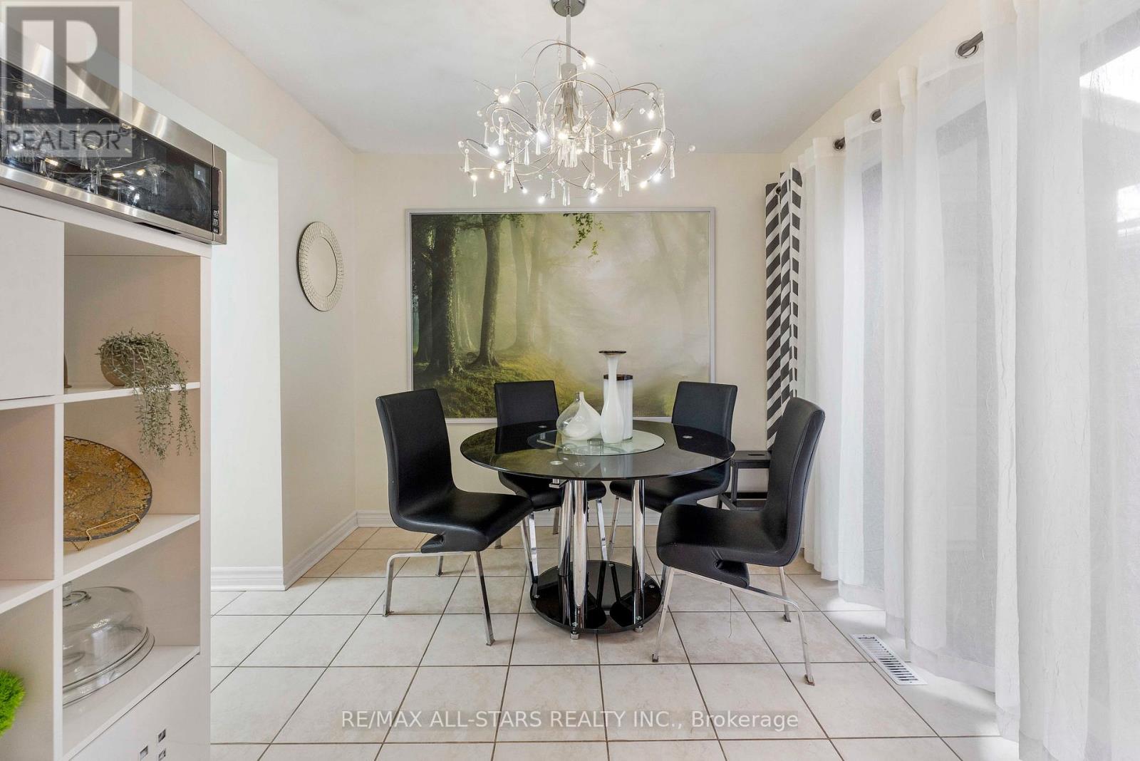 39 Kyle Crescent, Georgina, Ontario  L4P 3P5 - Photo 5 - N12545478