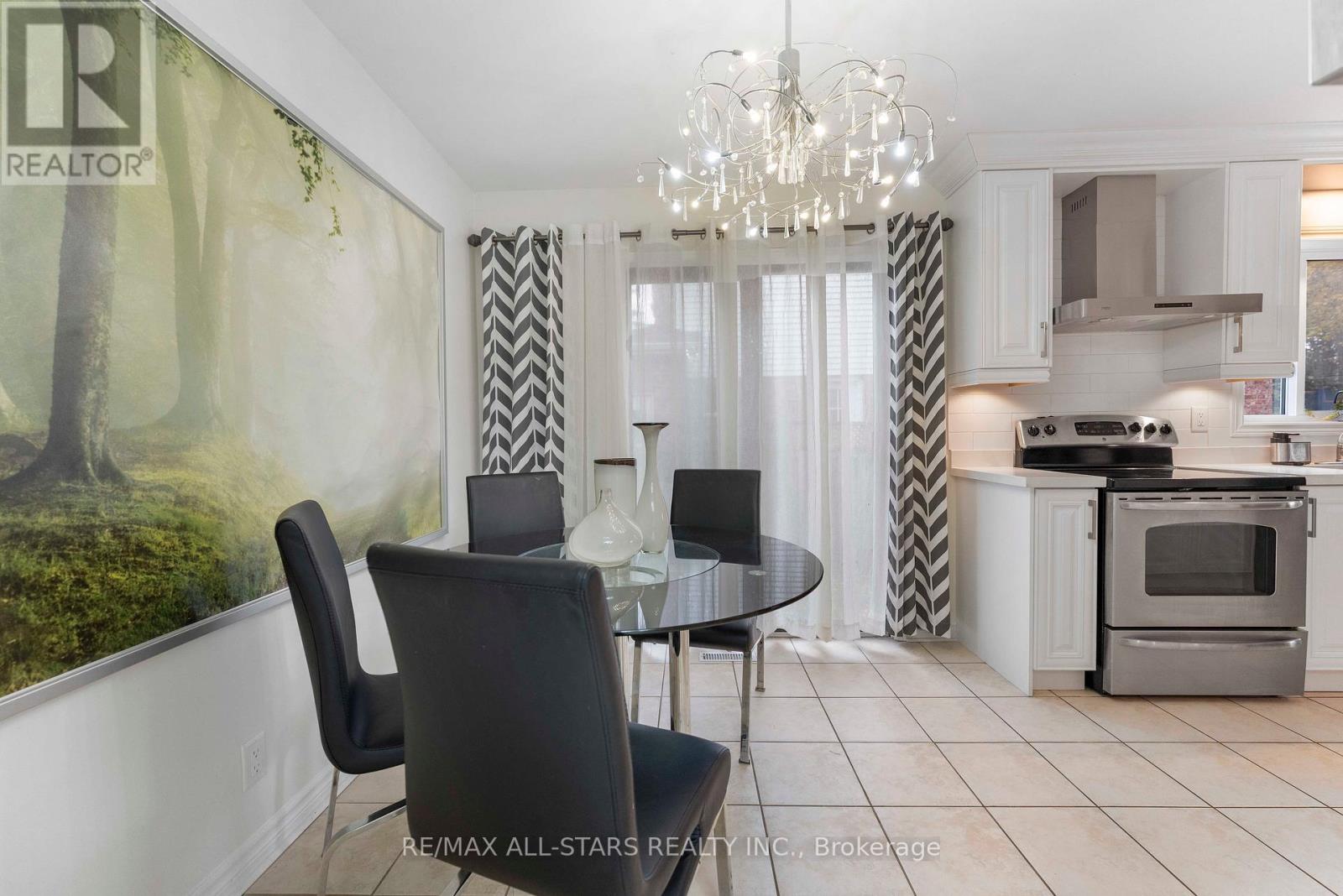 39 Kyle Crescent, Georgina, Ontario  L4P 3P5 - Photo 4 - N12545478