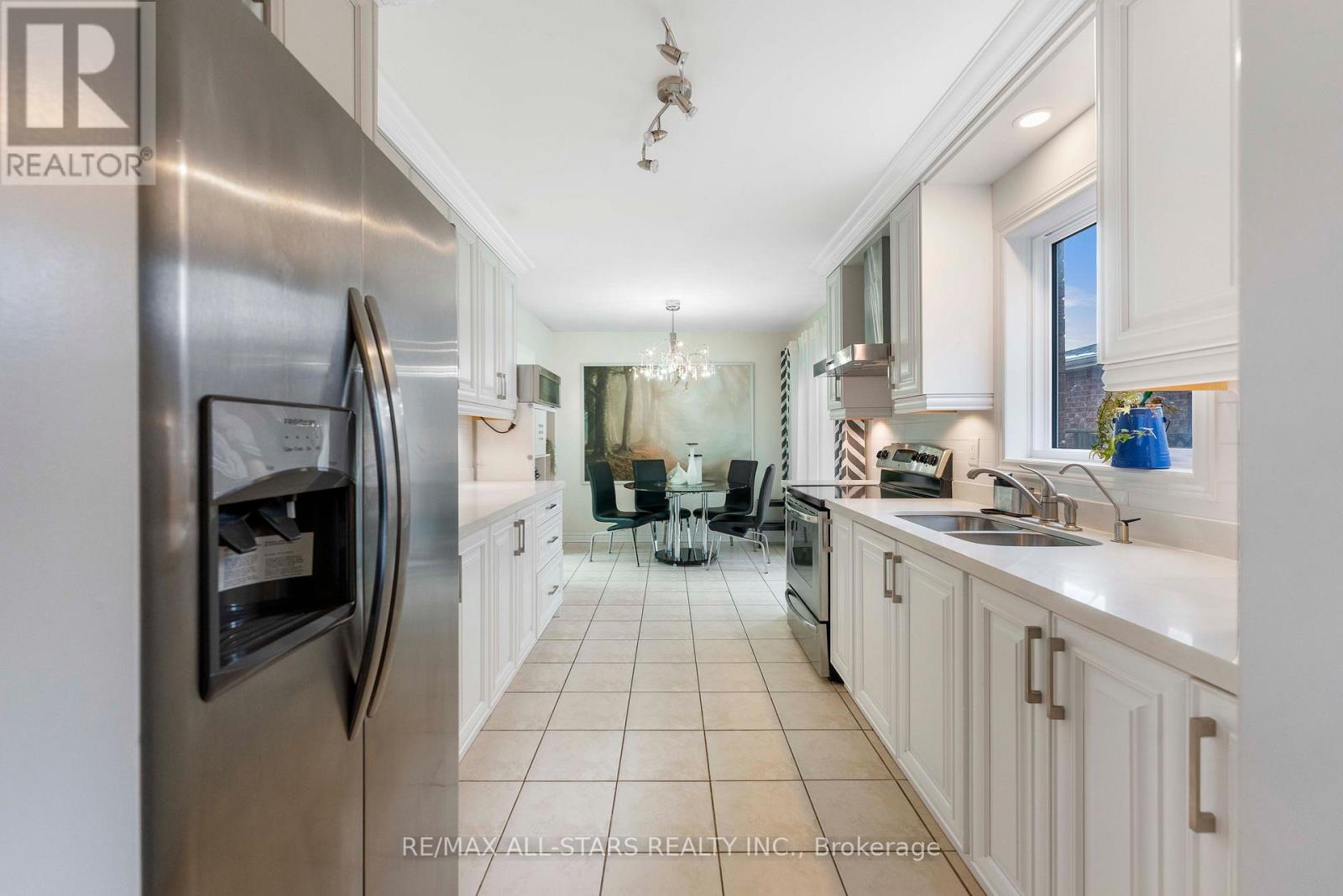 39 Kyle Crescent, Georgina, Ontario  L4P 3P5 - Photo 9 - N12545478