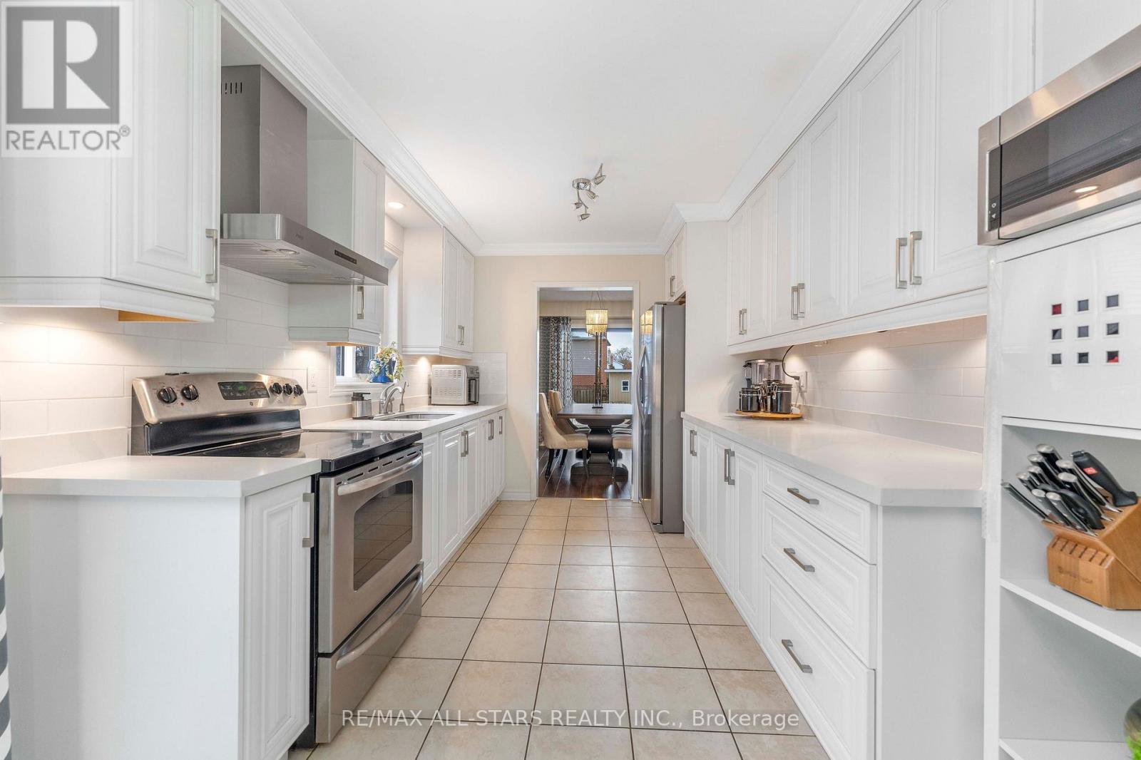 39 Kyle Crescent, Georgina, Ontario  L4P 3P5 - Photo 8 - N12545478