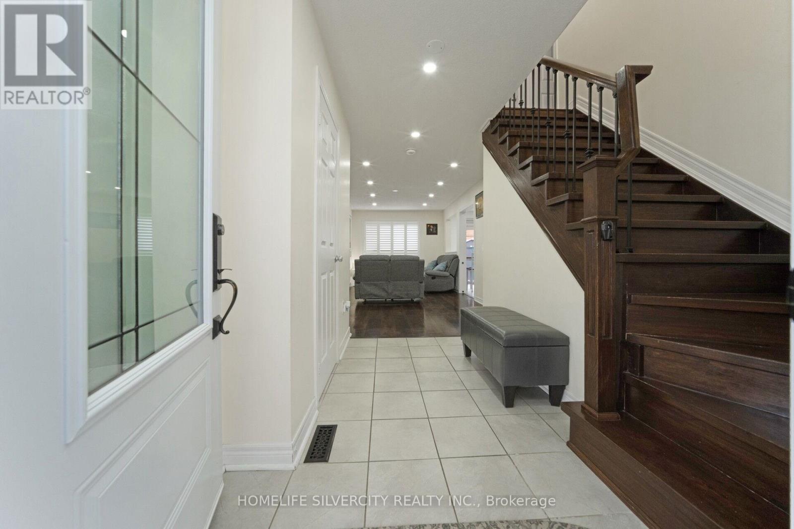 15 Diploma Drive, Brampton, Ontario  L6P 1M3 - Photo 5 - W12525328