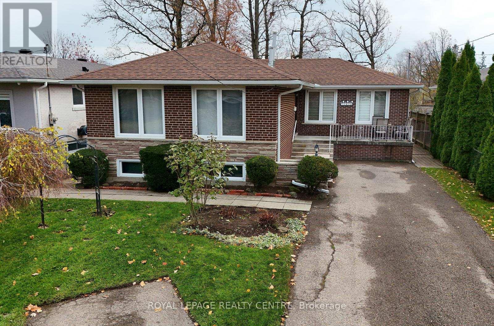 1416 Monaghan Circle, Mississauga, Ontario  L5C 1R8 - Photo 2 - W12537484