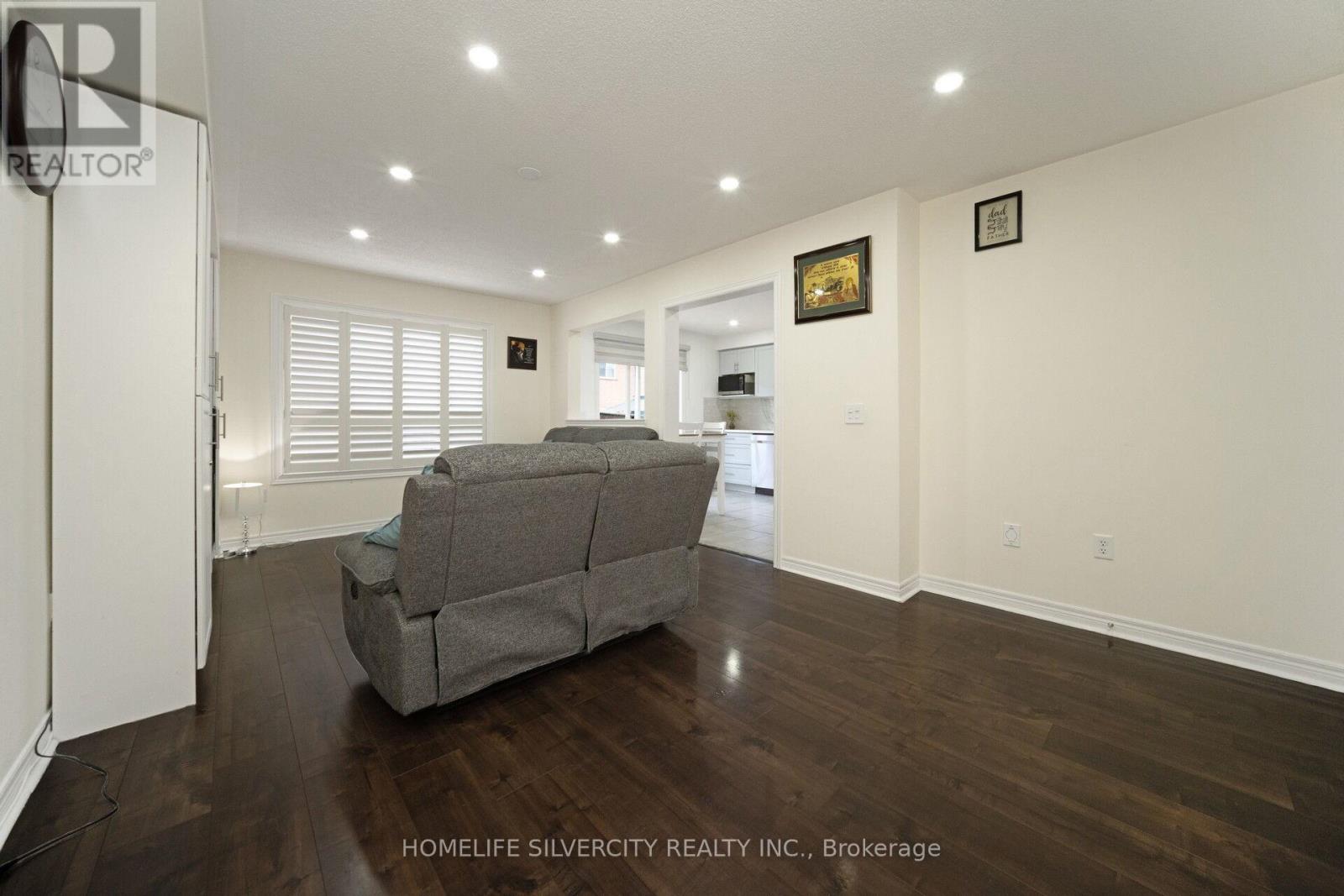 15 Diploma Drive, Brampton, Ontario  L6P 1M3 - Photo 7 - W12525328