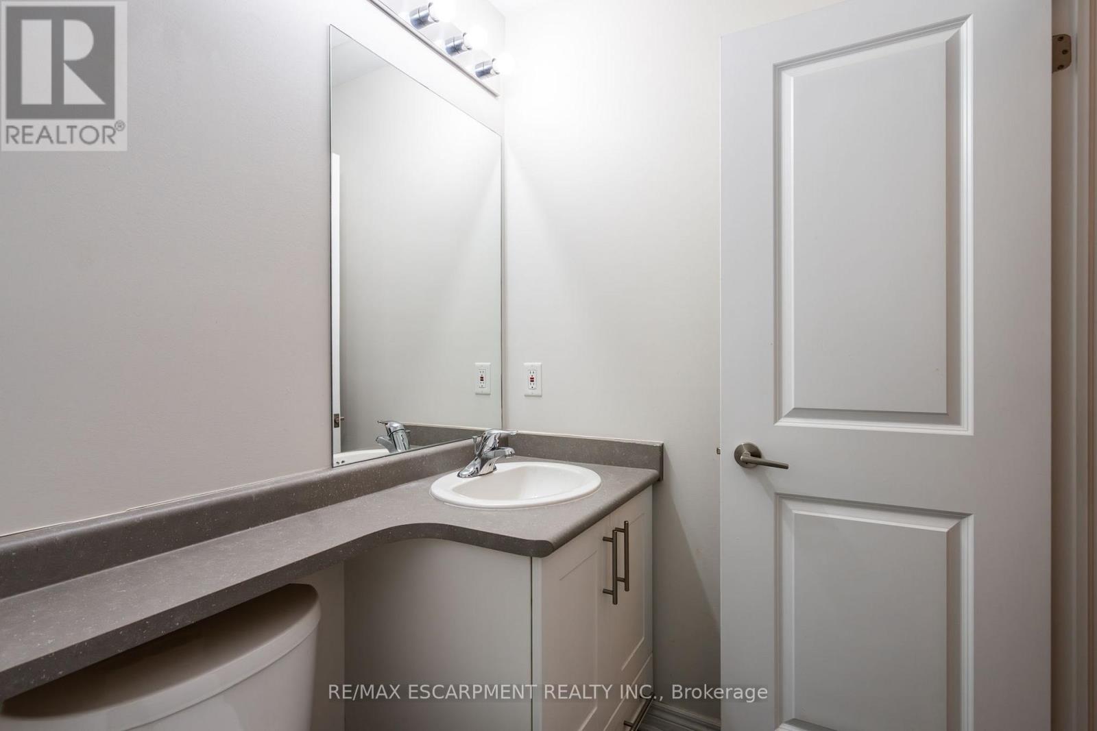 213 - 216 Oak Park Boulevard, Oakville, Ontario L6H 0K3 - Photo 15 - W12475006