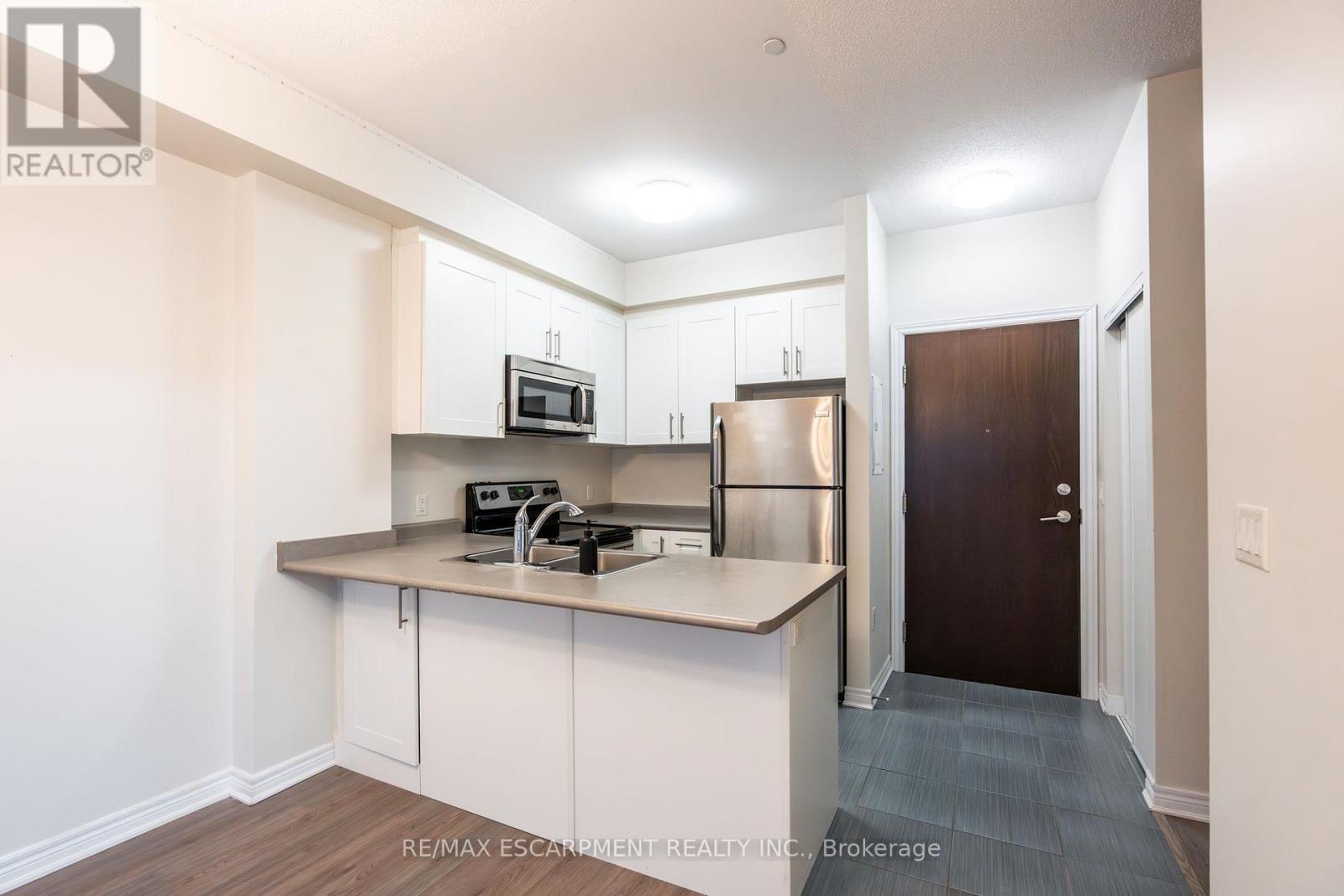 213 - 216 Oak Park Boulevard, Oakville, Ontario L6H 0K3 - Photo 6 - W12475006