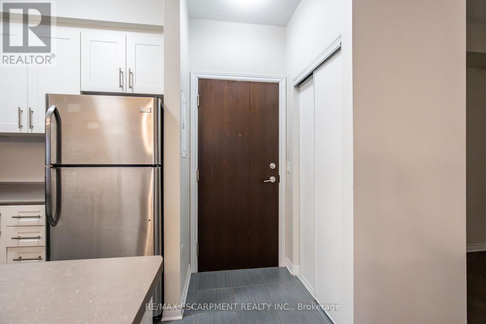 213 - 216 Oak Park Boulevard, Oakville, Ontario L6H 0K3 - Photo 4 - W12475006