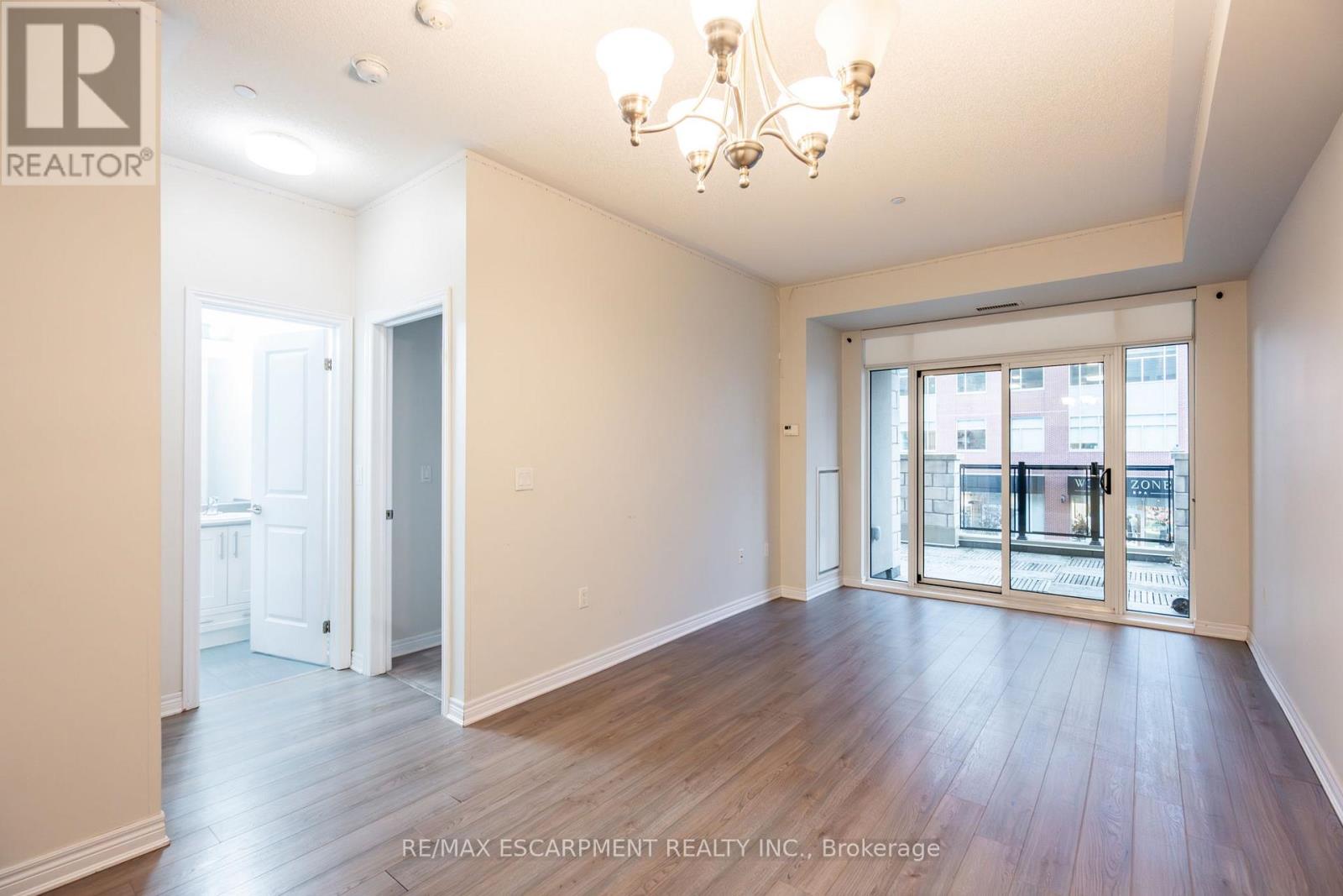 213 - 216 Oak Park Boulevard, Oakville, Ontario L6H 0K3 - Photo 9 - W12475006