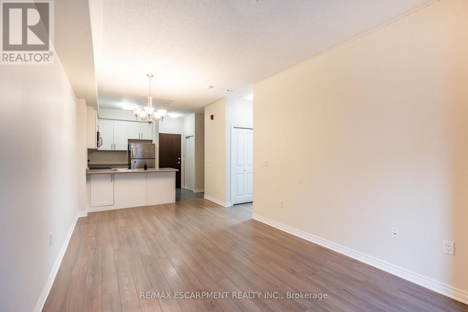 213 - 216 Oak Park Boulevard, Oakville, Ontario L6H 0K3 - Photo 10 - W12475006