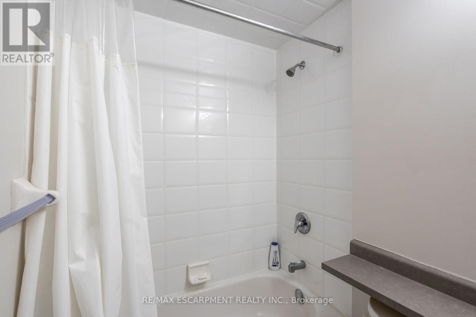 213 - 216 Oak Park Boulevard, Oakville, Ontario L6H 0K3 - Photo 16 - W12475006