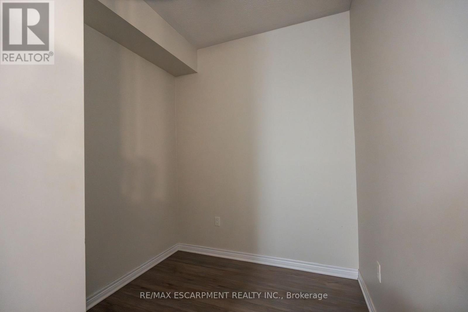 213 - 216 Oak Park Boulevard, Oakville, Ontario L6H 0K3 - Photo 18 - W12475006