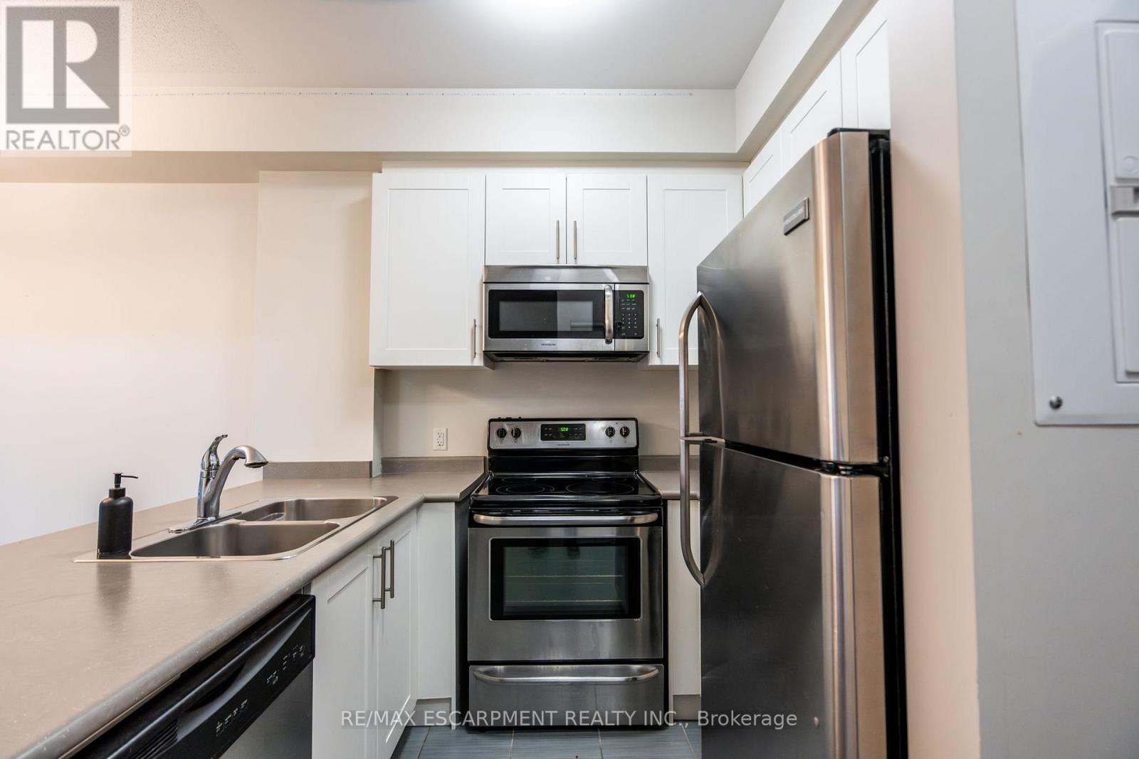 213 - 216 Oak Park Boulevard, Oakville, Ontario L6H 0K3 - Photo 5 - W12475006