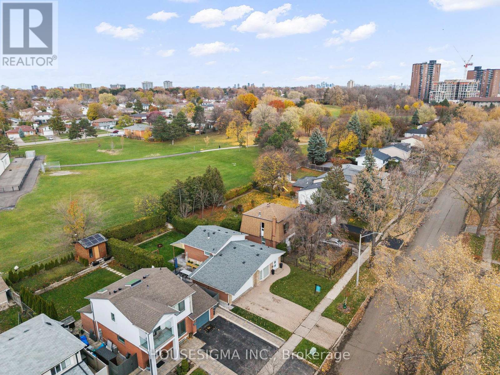 427 Lolita Gardens, Mississauga, Ontario  L5A 2A8 - Photo 6 - W12539874