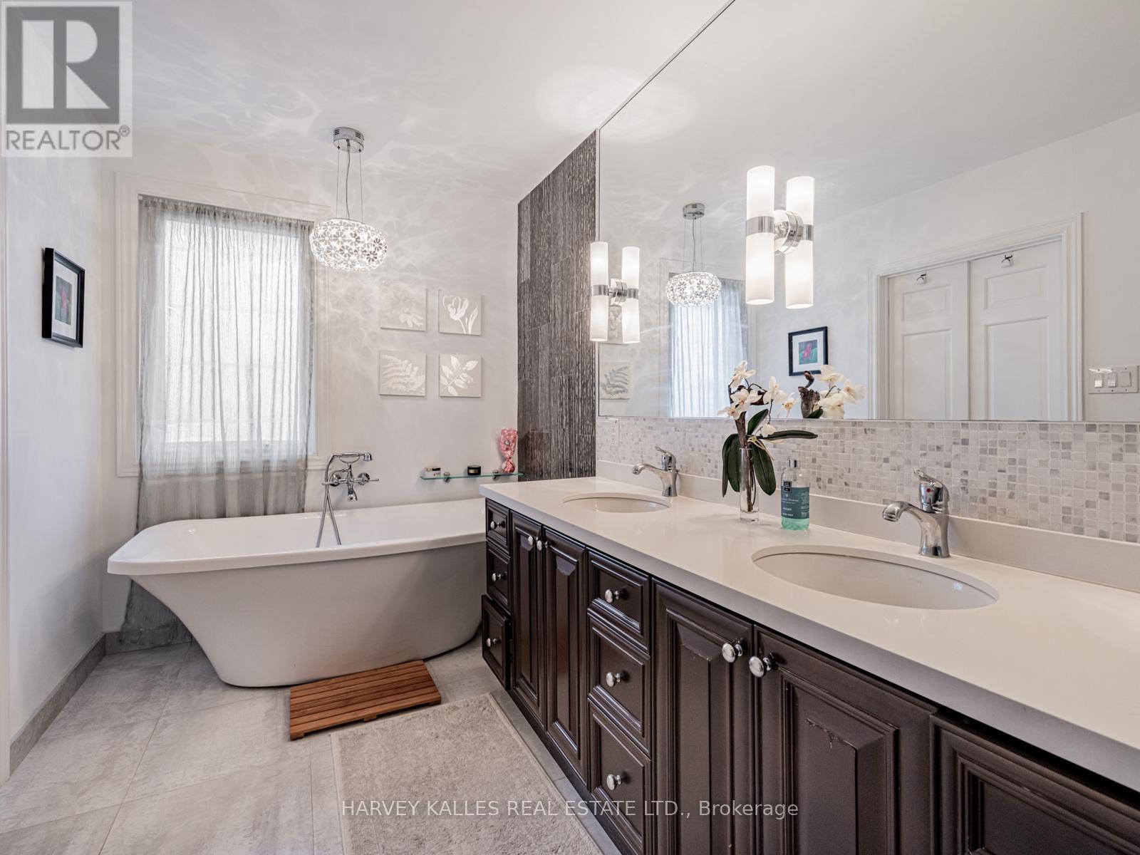 92 Prue Avenue, Toronto, Ontario  M6B 1R5 - Photo 24 - C12544516