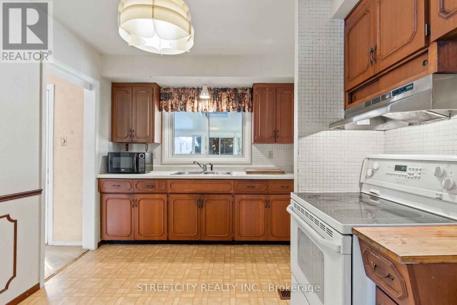 159 Centre Street, London South, Ontario  N6J 1T7 - Photo 17 - X12537776