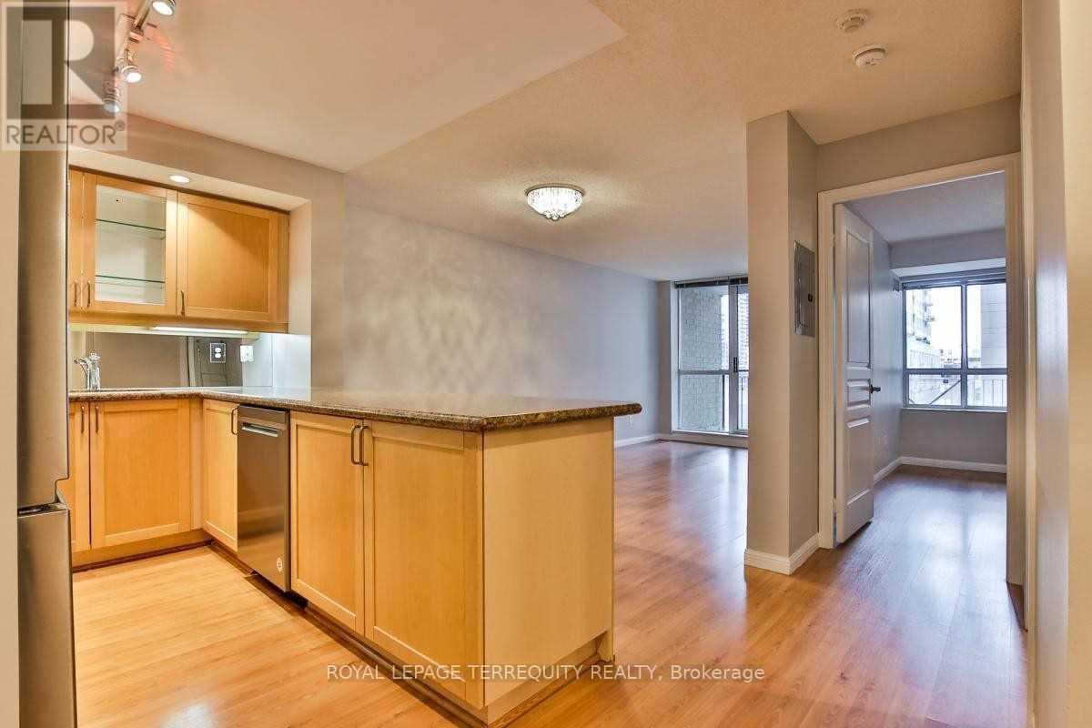 902 - 140 Simcoe Street, Toronto, Ontario  M5H 4E9 - Photo 3 - C12545882