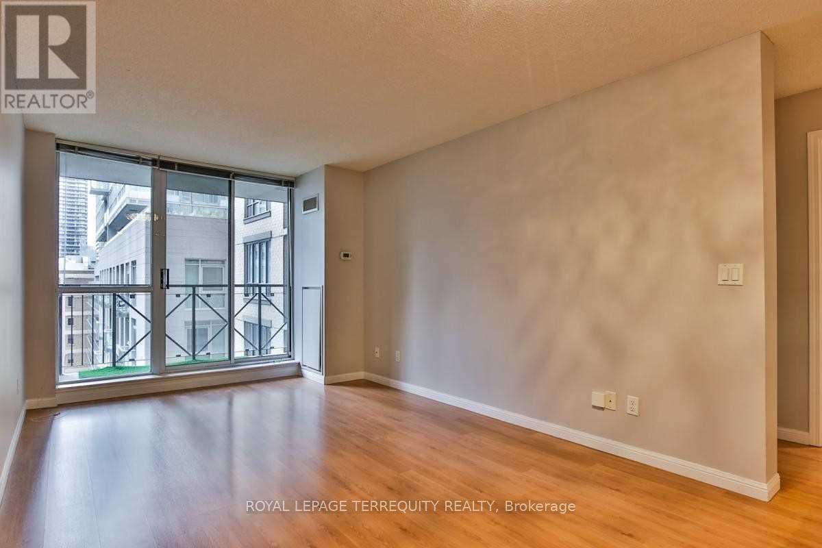 902 - 140 Simcoe Street, Toronto, Ontario  M5H 4E9 - Photo 4 - C12545882