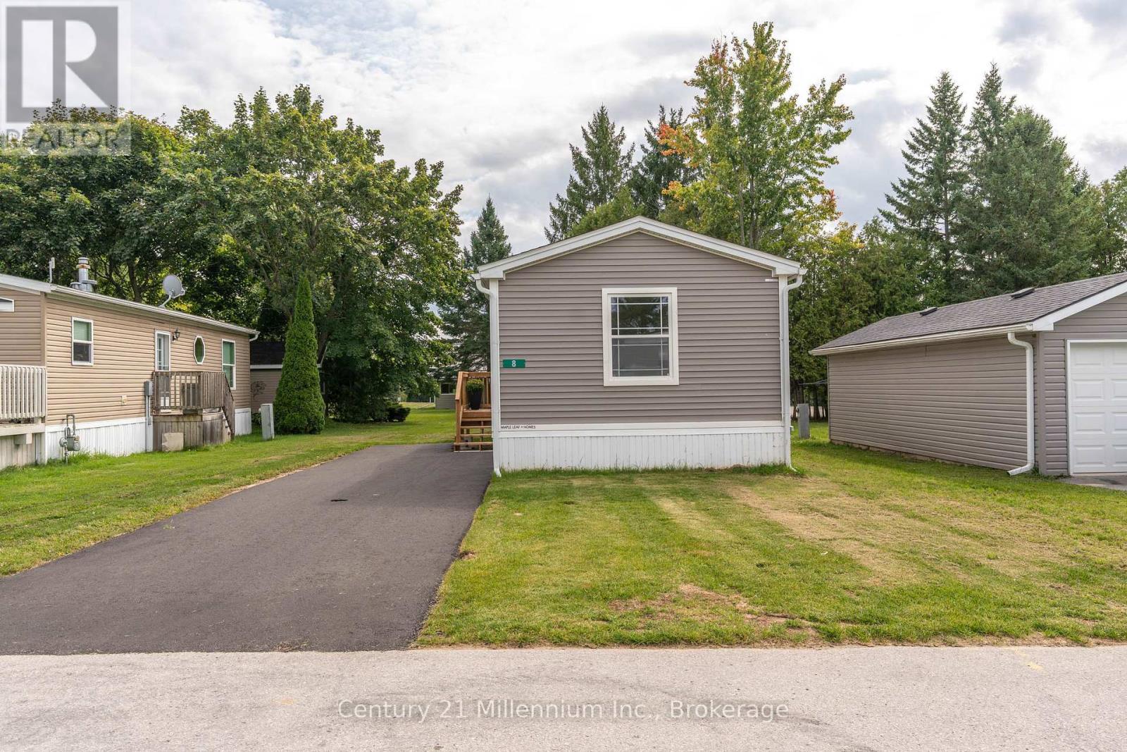 8 Sussex Square, Georgian Bluffs, Ontario  N4K 5N5 - Photo 2 - X12545906