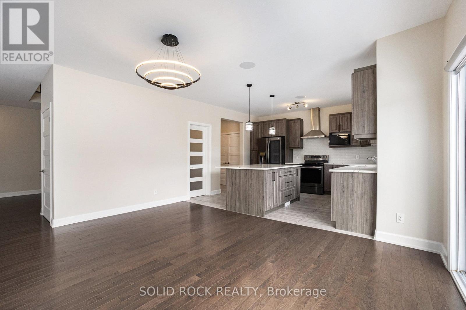 524 Lucent Street, Russell, Ontario K4R 0G3 - Photo 12 - X12545940