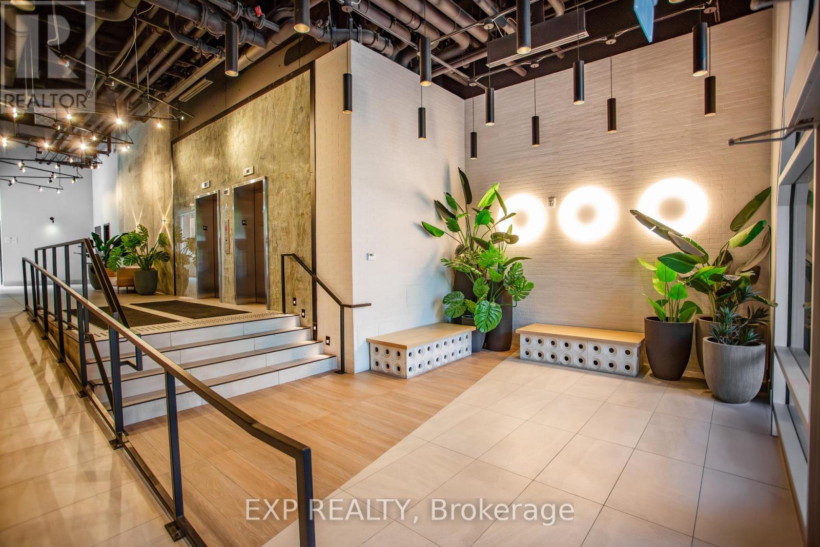 609 - 770 Somerset Street W, Ottawa, Ontario K1R 6P9 - Photo 3 - X12545954