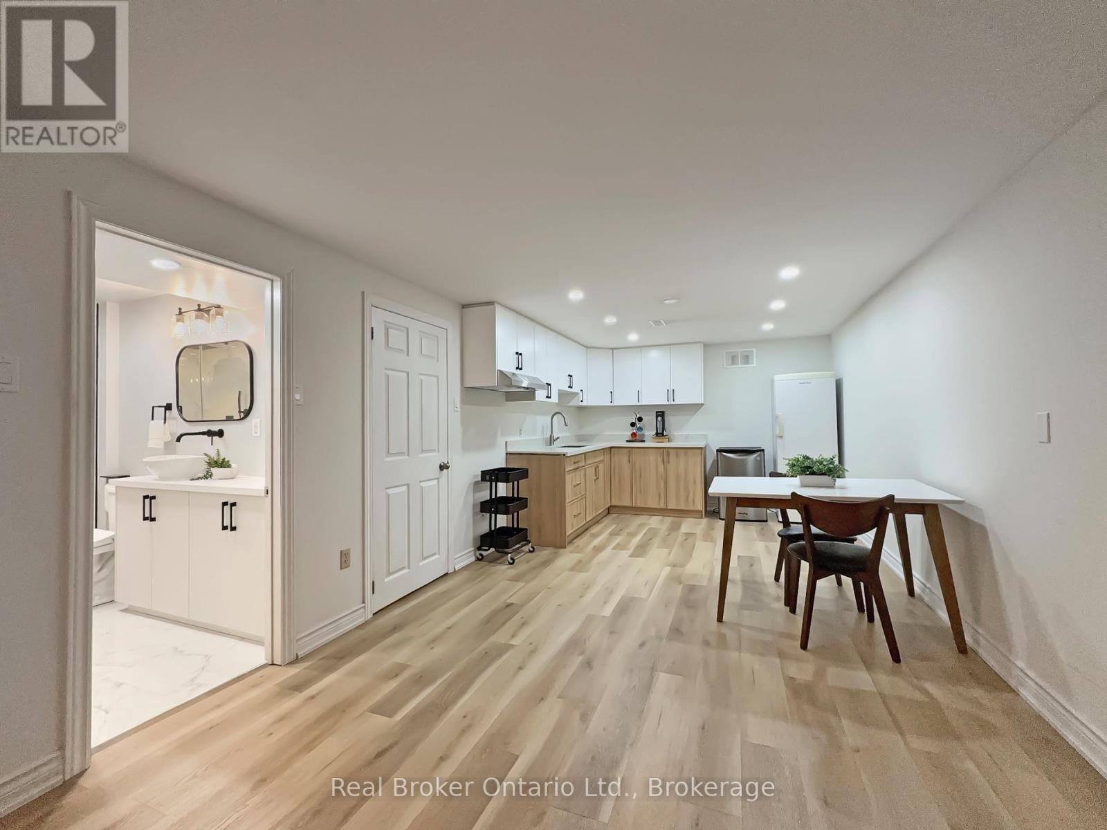 238 Kent Crescent, Burlington, Ontario  L7L 4T1 - Photo 18 - W12546018