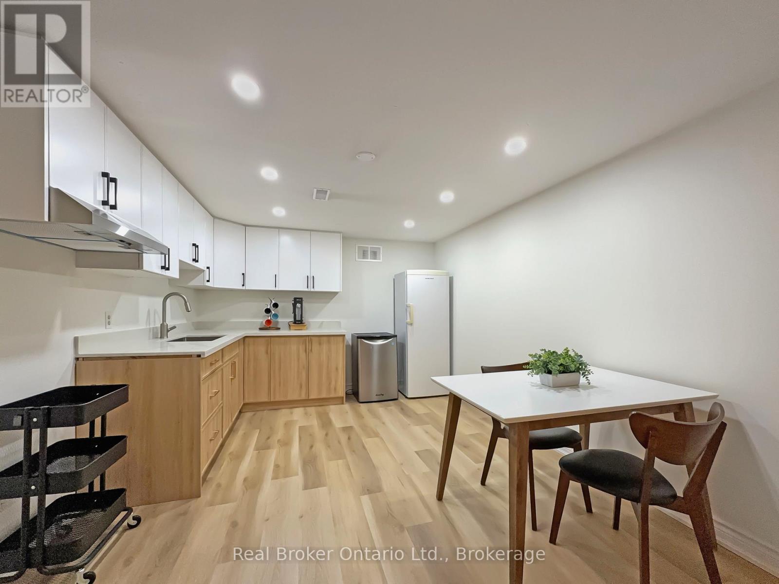 238 Kent Crescent, Burlington, Ontario  L7L 4T1 - Photo 19 - W12546018