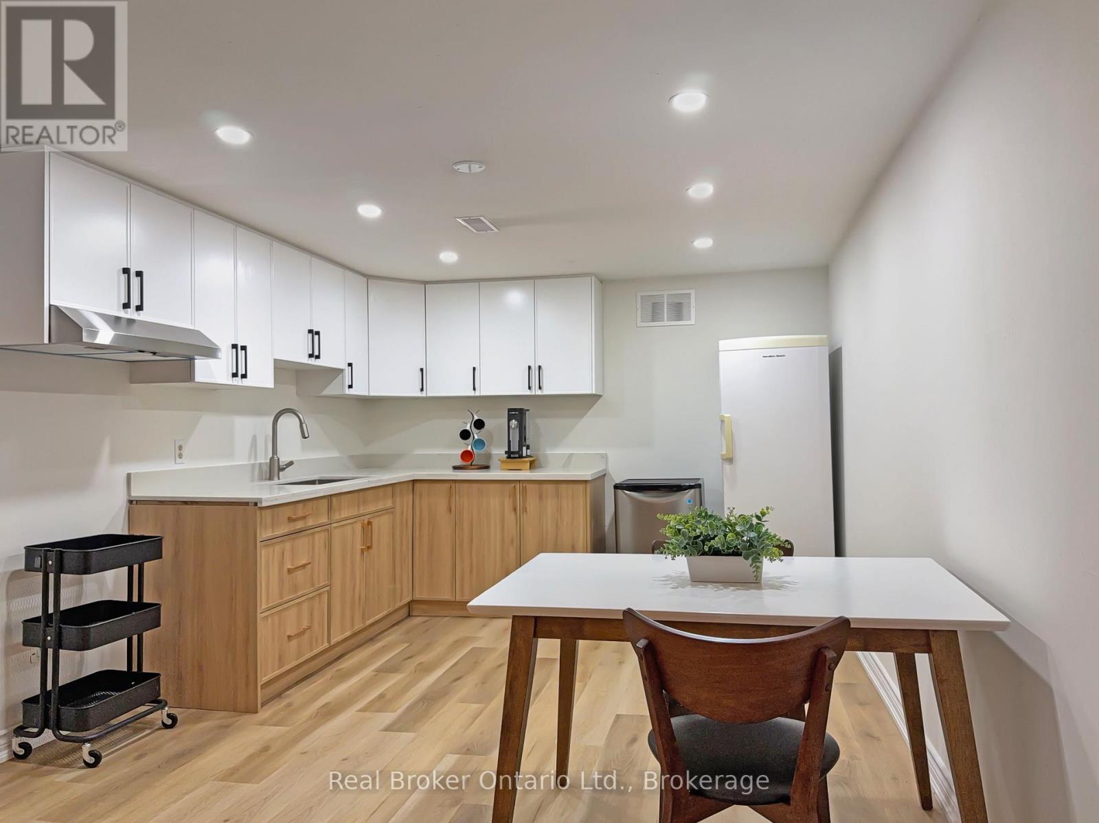 238 Kent Crescent, Burlington, Ontario  L7L 4T1 - Photo 20 - W12546018