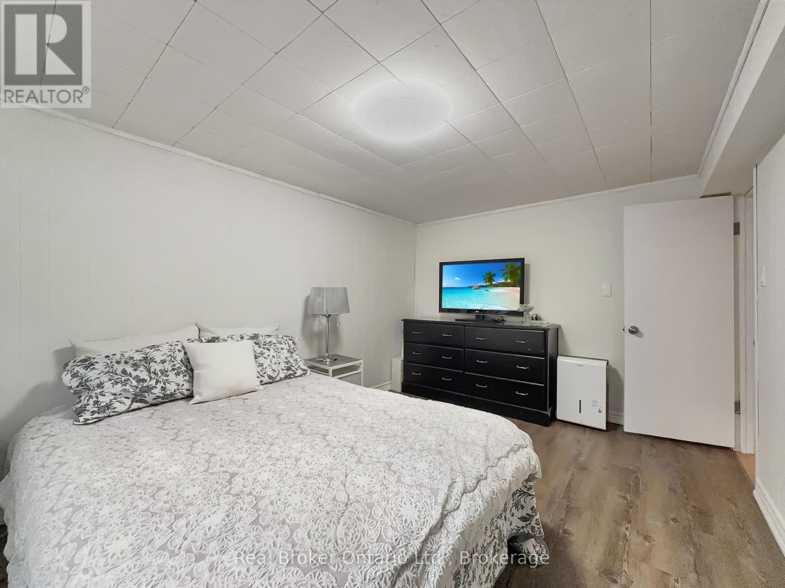 238 Kent Crescent, Burlington, Ontario  L7L 4T1 - Photo 25 - W12546018