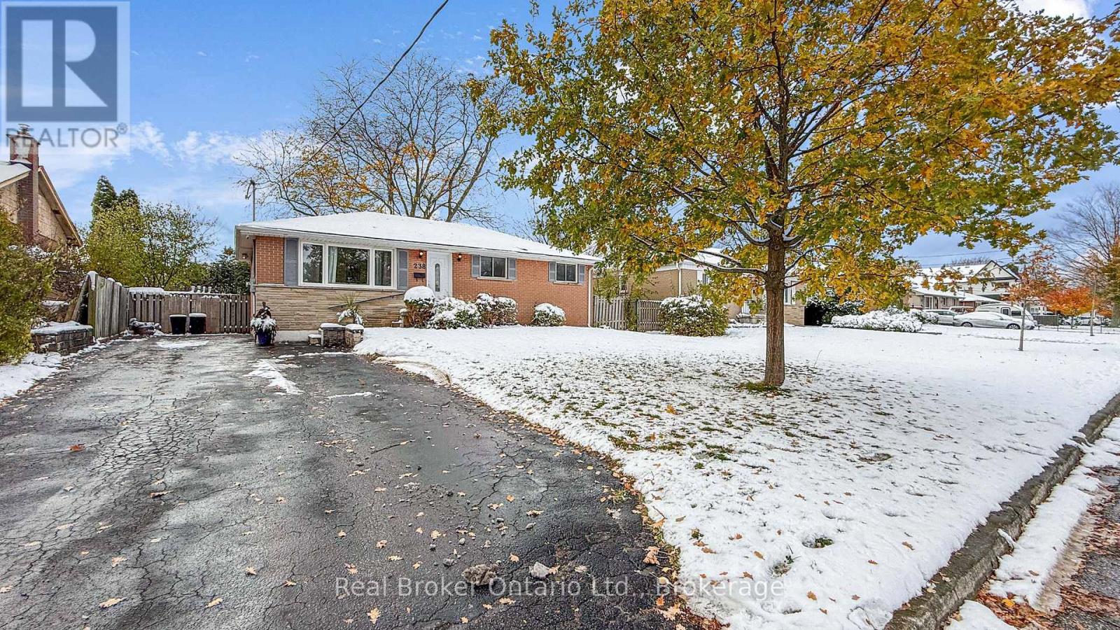 238 Kent Crescent, Burlington, Ontario  L7L 4T1 - Photo 4 - W12546018