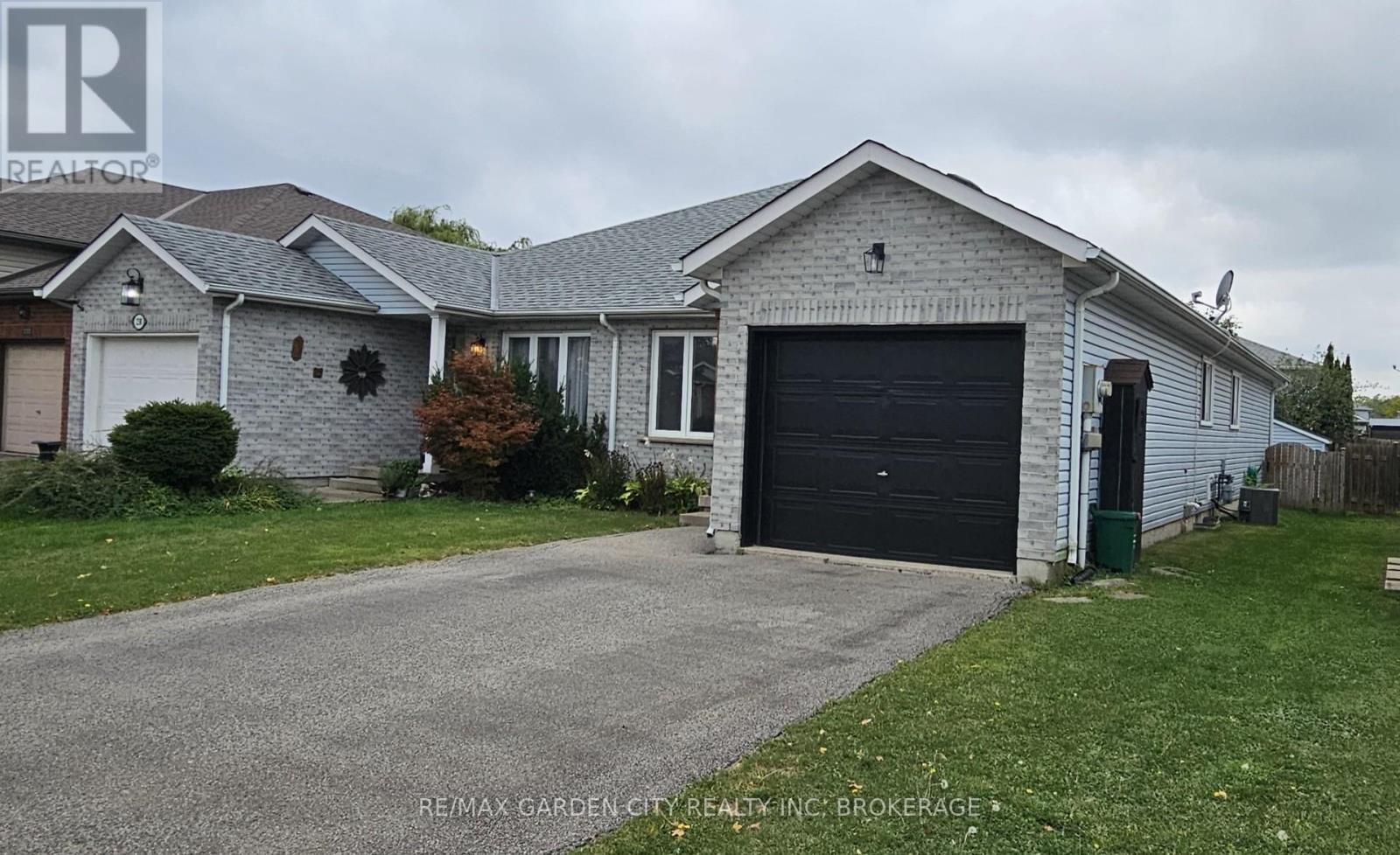 244 Autumn Crescent, Welland, Ontario  L3C 7K2 - Photo 3 - X12545972
