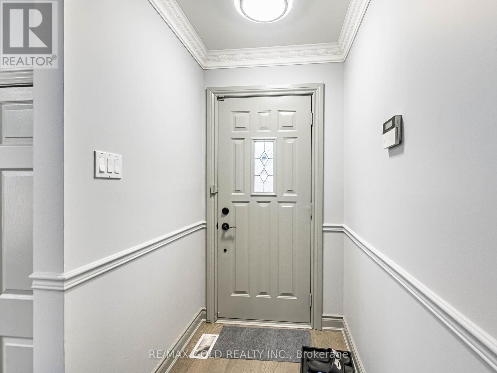 38 Aintree Crescent, Brampton, Ontario  L6T 2T3 - Photo 10 - W12545800