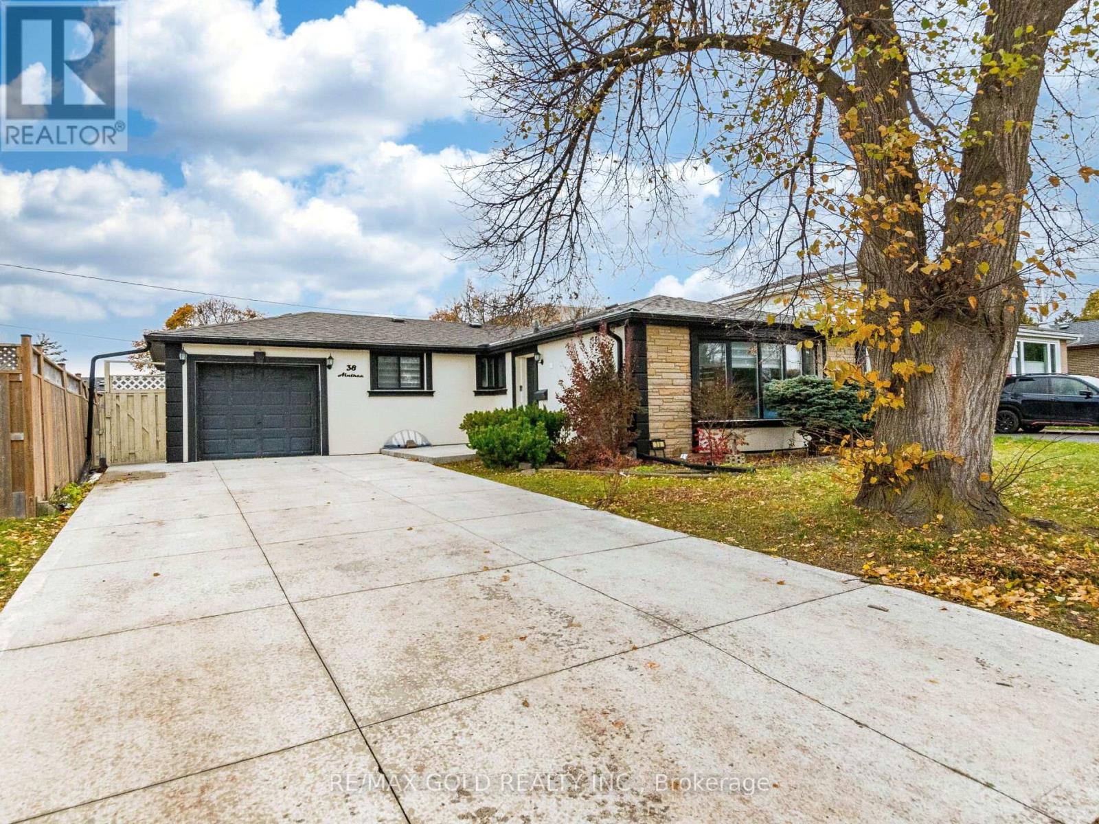 38 Aintree Crescent, Brampton, Ontario  L6T 2T3 - Photo 2 - W12545800