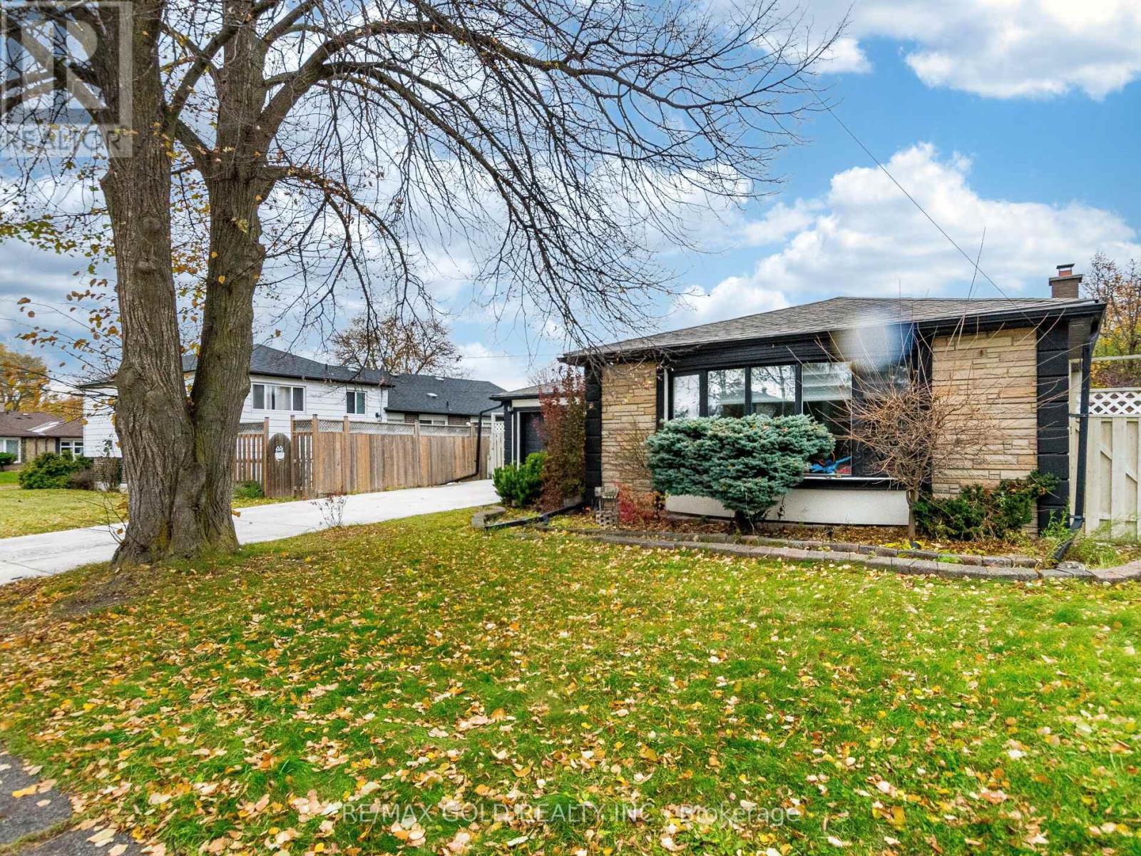 38 Aintree Crescent, Brampton, Ontario  L6T 2T3 - Photo 5 - W12545800