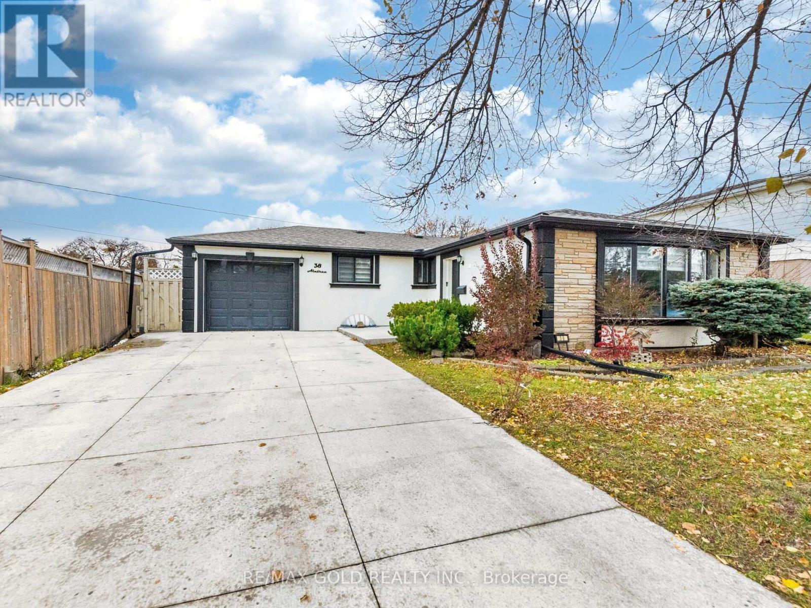 38 Aintree Crescent, Brampton, Ontario  L6T 2T3 - Photo 6 - W12545800