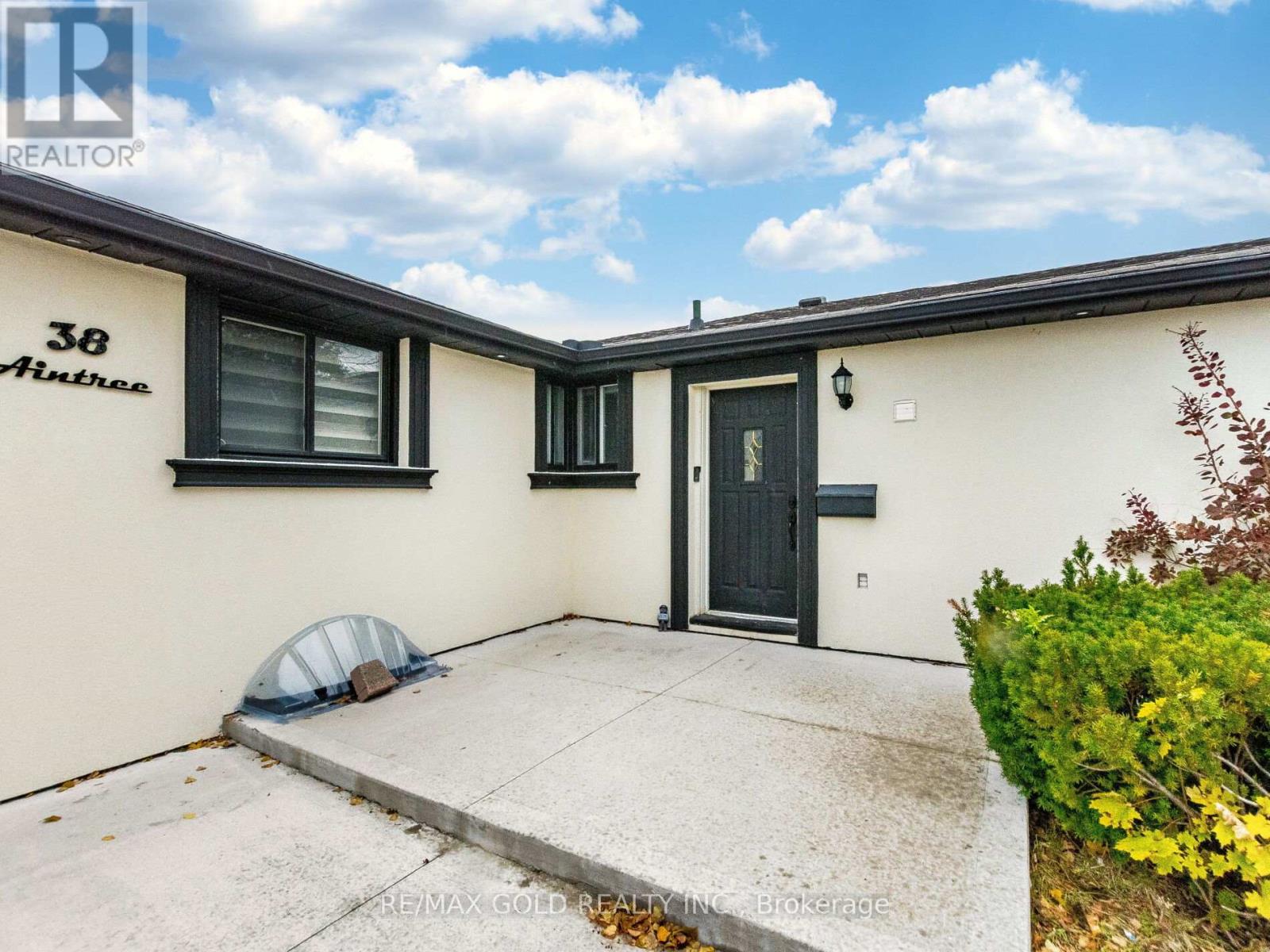 38 Aintree Crescent, Brampton, Ontario  L6T 2T3 - Photo 7 - W12545800