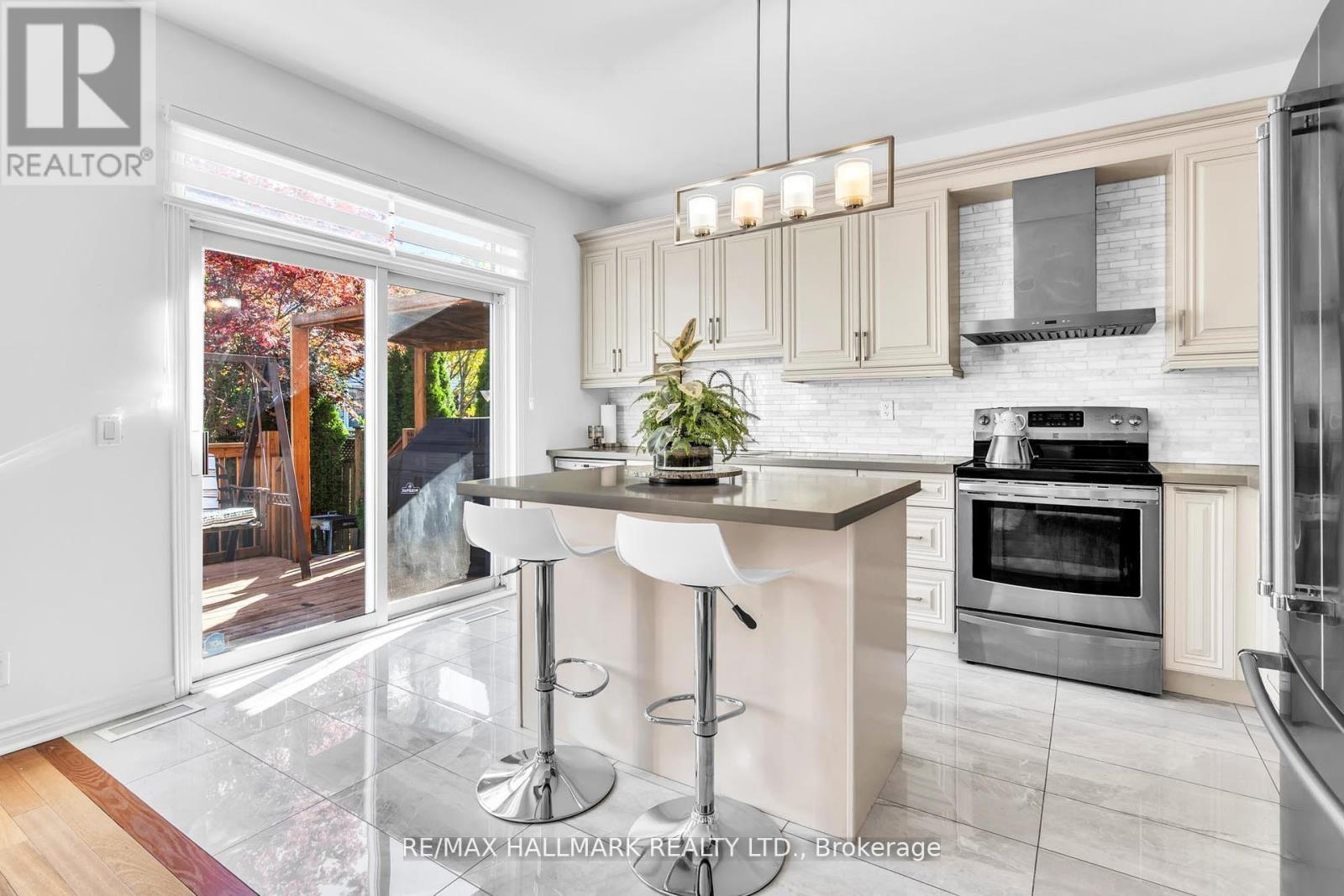 21 Brooks Avenue, Aurora, Ontario  L4G 7W2 - Photo 6 - N12458968