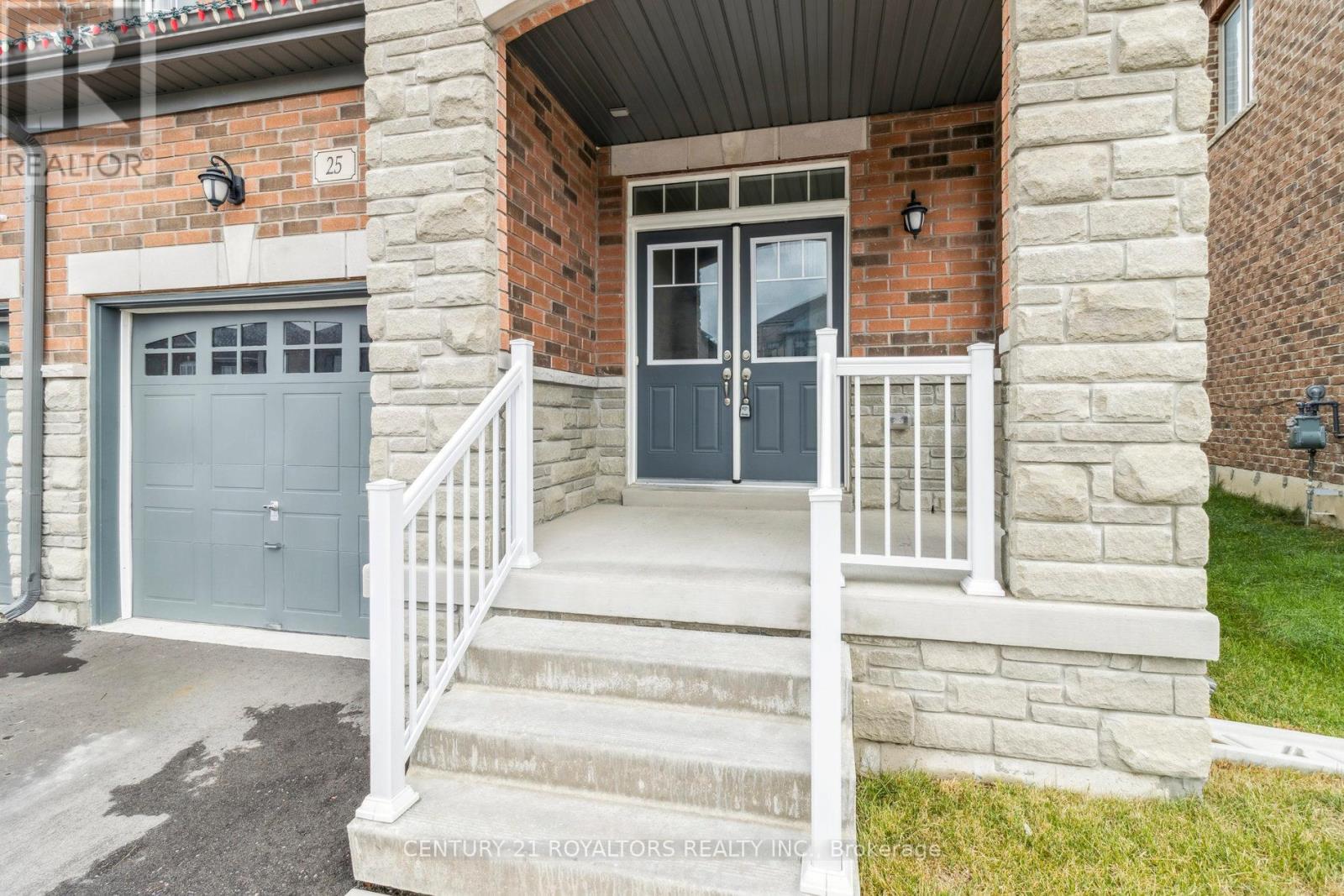 25 Ferragine Crescent, Bradford West Gwillimbury, Ontario  L3Z 4J9 - Photo 2 - N12546110