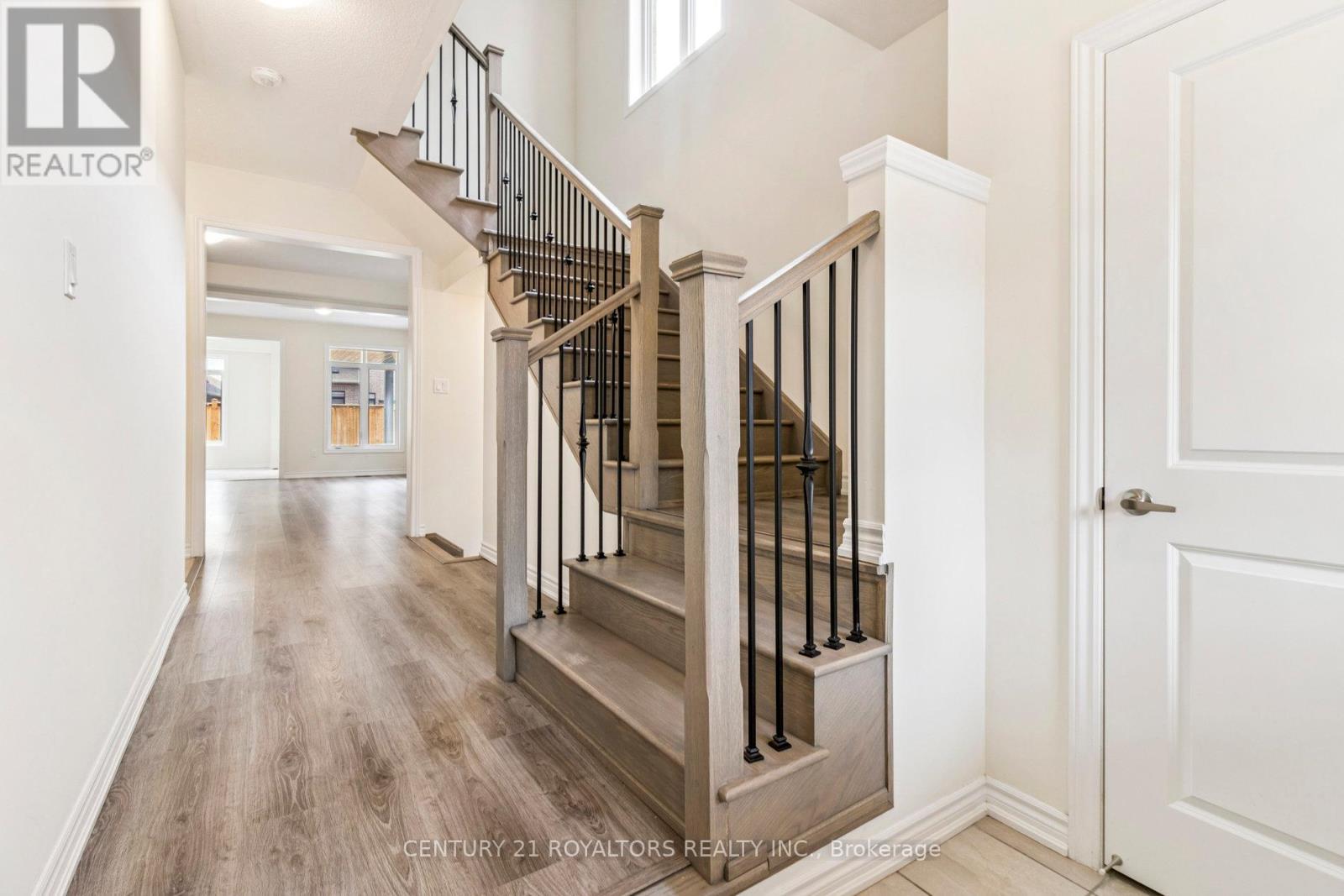 25 Ferragine Crescent, Bradford West Gwillimbury, Ontario  L3Z 4J9 - Photo 4 - N12546110