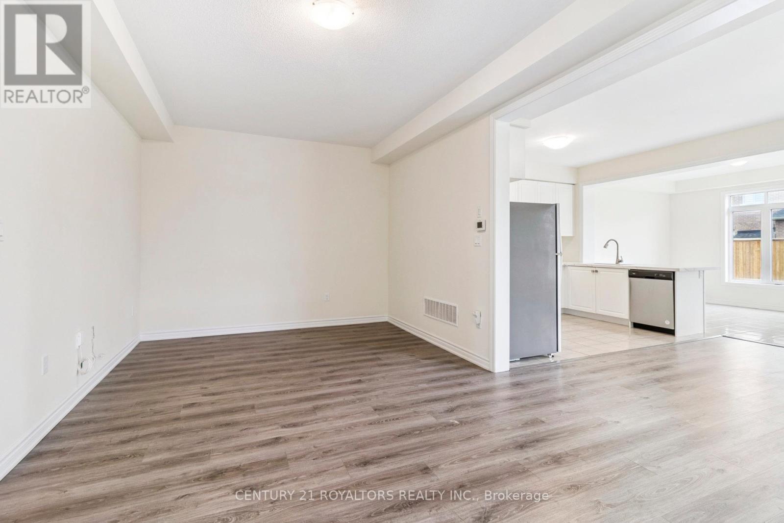 25 Ferragine Crescent, Bradford West Gwillimbury, Ontario  L3Z 4J9 - Photo 7 - N12546110