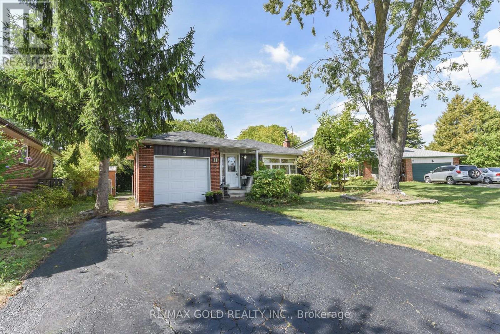 11 DUDLEY PLACE, Brampton, Ontario