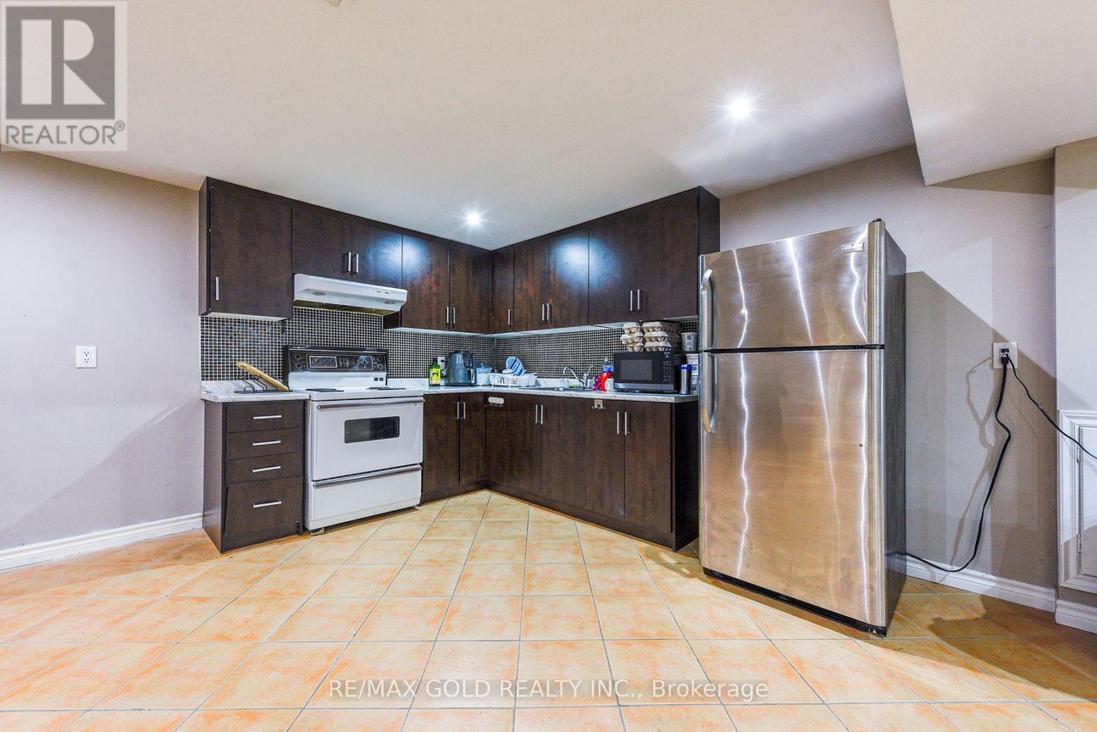 11 Dudley Place, Brampton, Ontario  L6T 3C2 - Photo 22 - W12545934