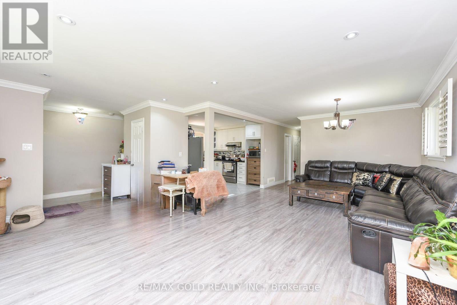 11 Dudley Place, Brampton, Ontario  L6T 3C2 - Photo 4 - W12545934