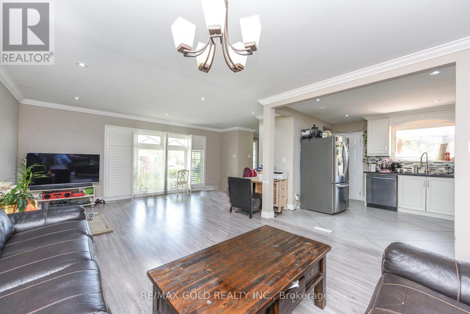 11 Dudley Place, Brampton, Ontario  L6T 3C2 - Photo 6 - W12545934