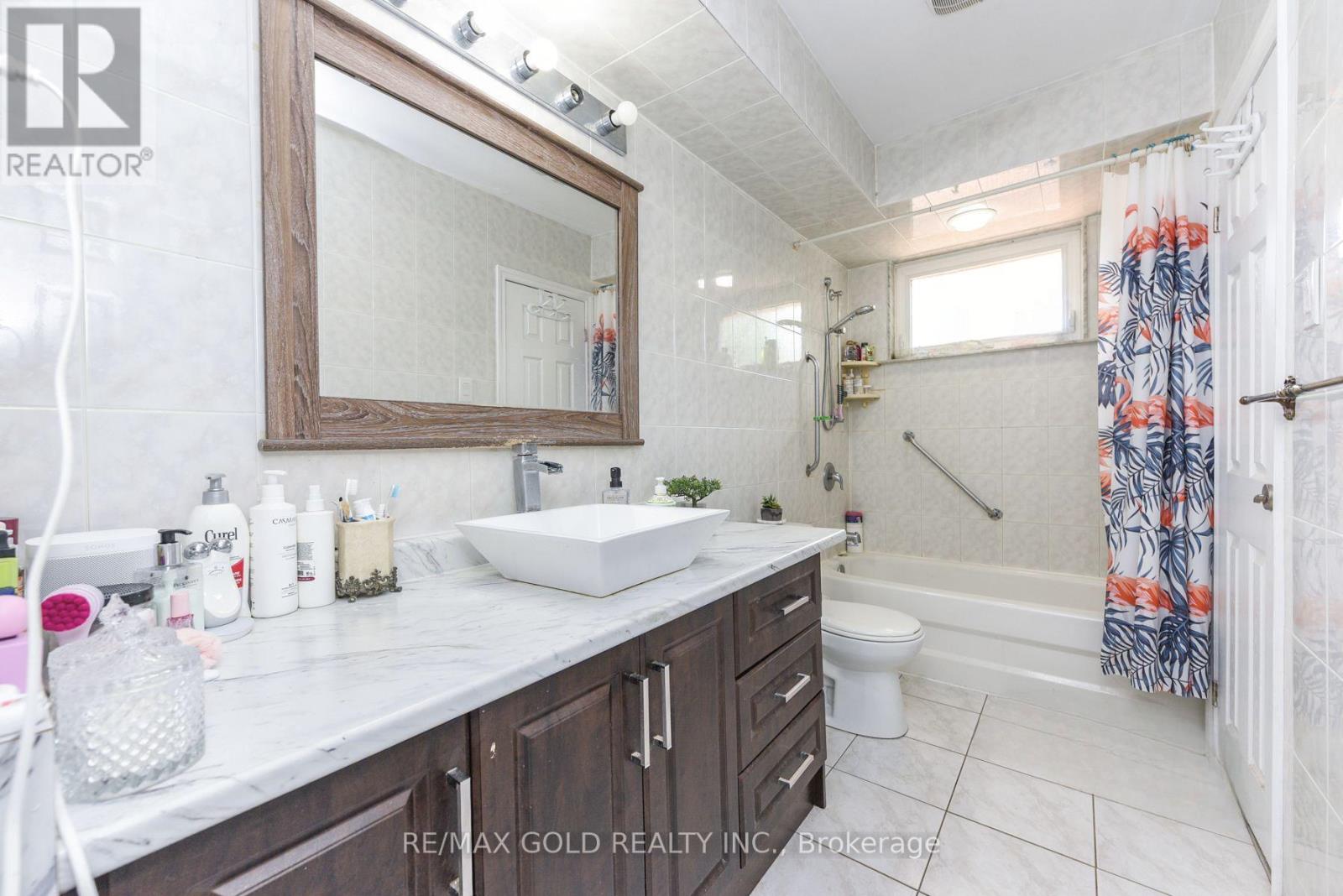 11 Dudley Place, Brampton, Ontario  L6T 3C2 - Photo 9 - W12545934